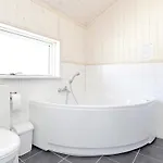 With Open-plan Living Area 別荘