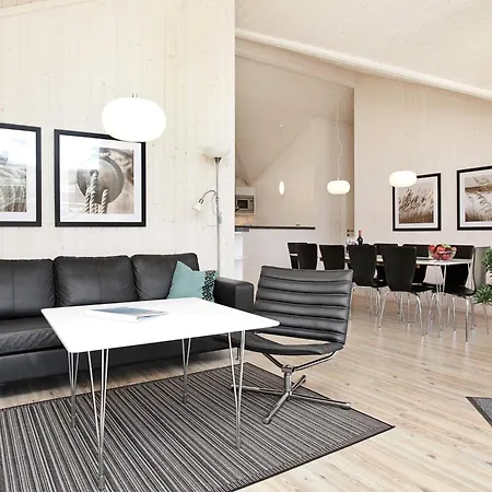 With Open-plan Living Area 別荘